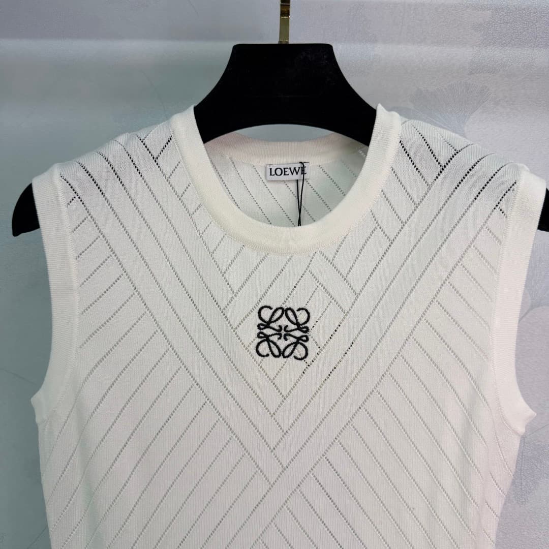 C18430 🆕Loe*26 – New spring/summer sleeveless knitted vest. Made from high-quality knitting fabric, it’s soft and comfortable to wear in summer! The Anagram embroidery on the chest is very distinctive. The sleeveless design makes it ideal for pairing with — image 4