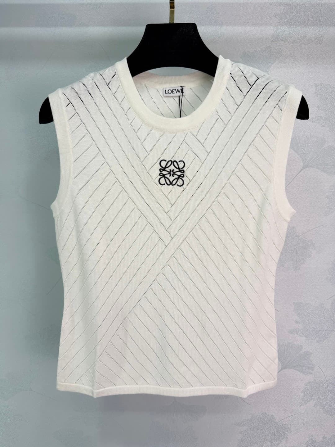 C18430 🆕Loe*26 – New spring/summer sleeveless knitted vest. Made from high-quality knitting fabric, it’s soft and comfortable to wear in summer! The Anagram embroidery on the chest is very distinctive. The sleeveless design makes it ideal for pairing with — image 3