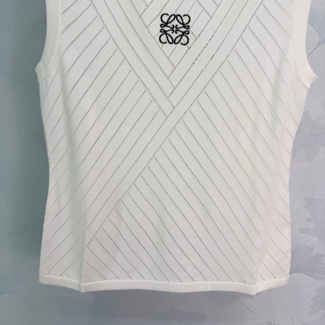 C18430 🆕Loe*26 – New spring/summer sleeveless knitted vest. Made from high-quality knitting fabric, it’s soft and comfortable to wear in summer! The Anagram embroidery on the chest is very distinctive. The sleeveless design makes it ideal for pairing with — image 6