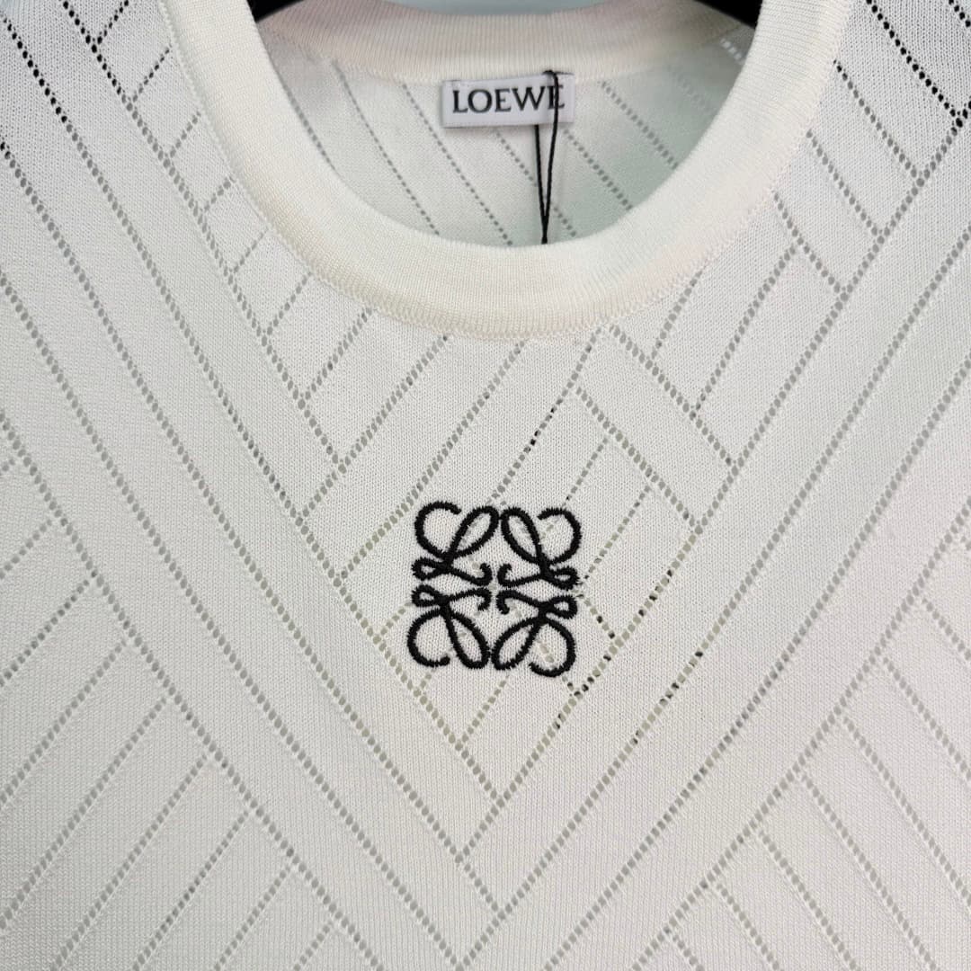 C18430 🆕Loe*26 – New spring/summer sleeveless knitted vest. Made from high-quality knitting fabric, it’s soft and comfortable to wear in summer! The Anagram embroidery on the chest is very distinctive. The sleeveless design makes it ideal for pairing with — image 5