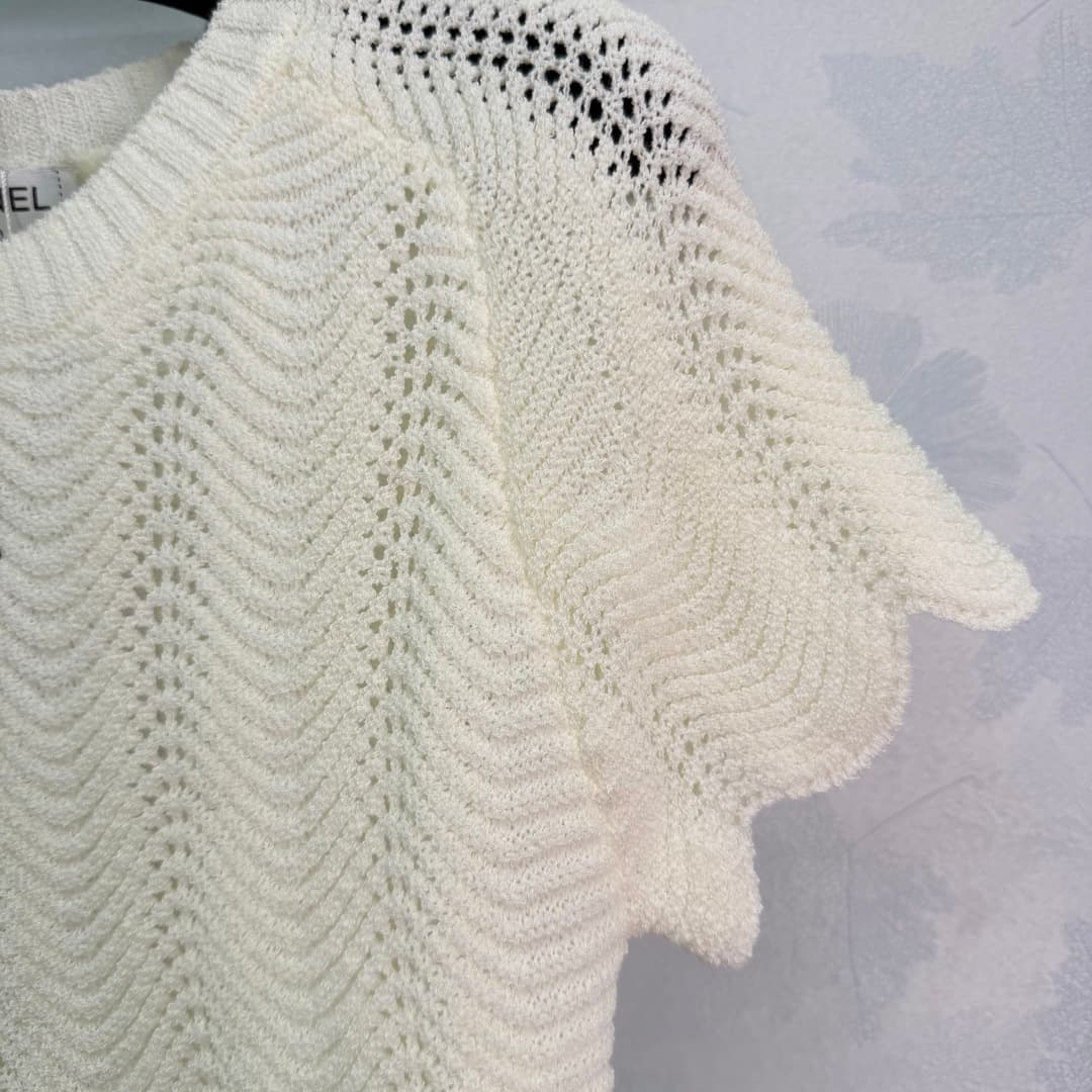 C18429 🆕Ch*26 – New spring/summer short sleeves with openwork knit design. Made of lightweight and breathable fabric, very comfortable to wear in summer! The double C symbols on the chest are highly recognizable, giving a strong brand feel. The wave-edge  — image 5