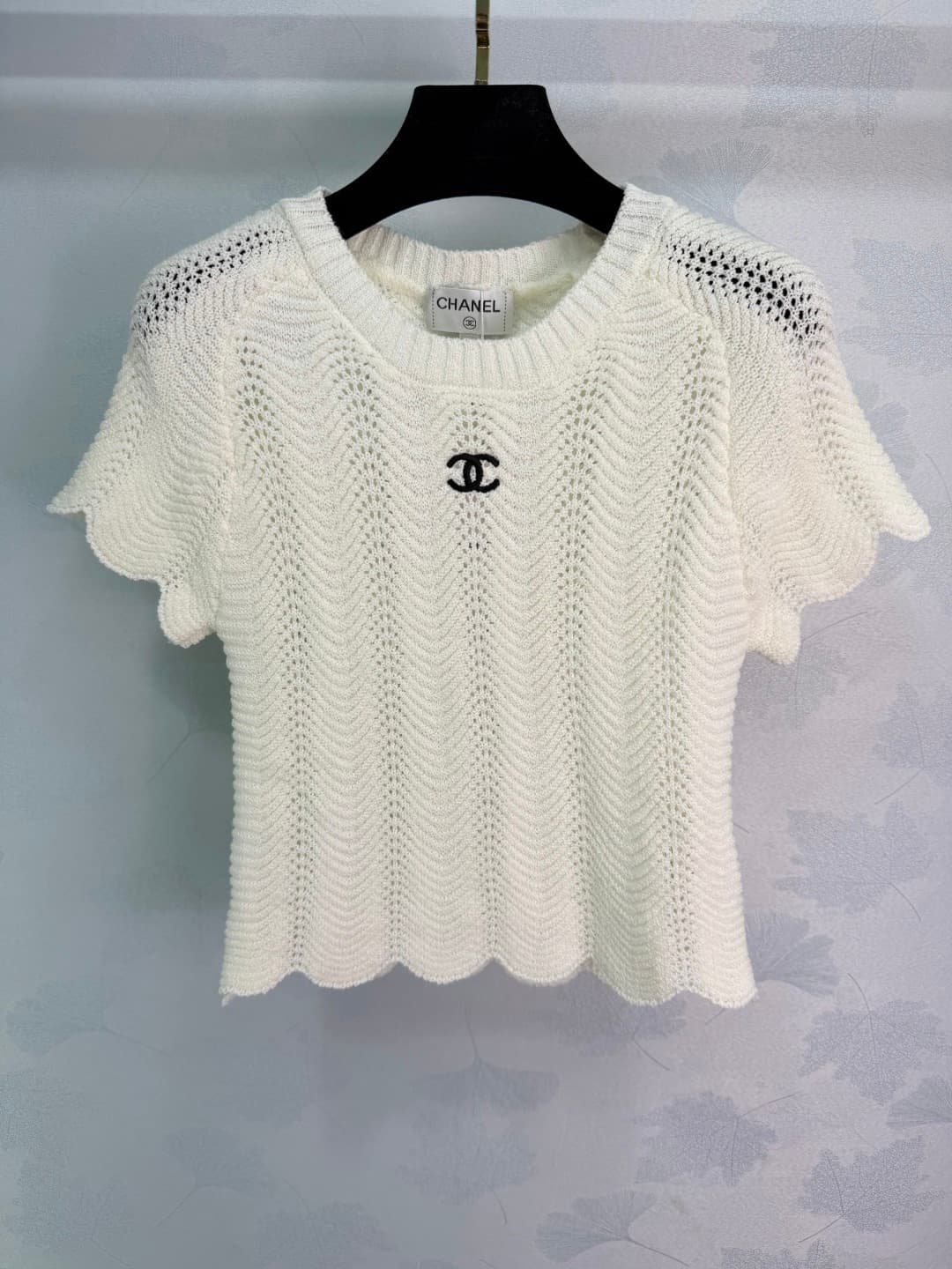 C18429 🆕Ch*26 – New spring/summer short sleeves with openwork knit design. Made of lightweight and breathable fabric, very comfortable to wear in summer! The double C symbols on the chest are highly recognizable, giving a strong brand feel. The wave-edge  — image 3