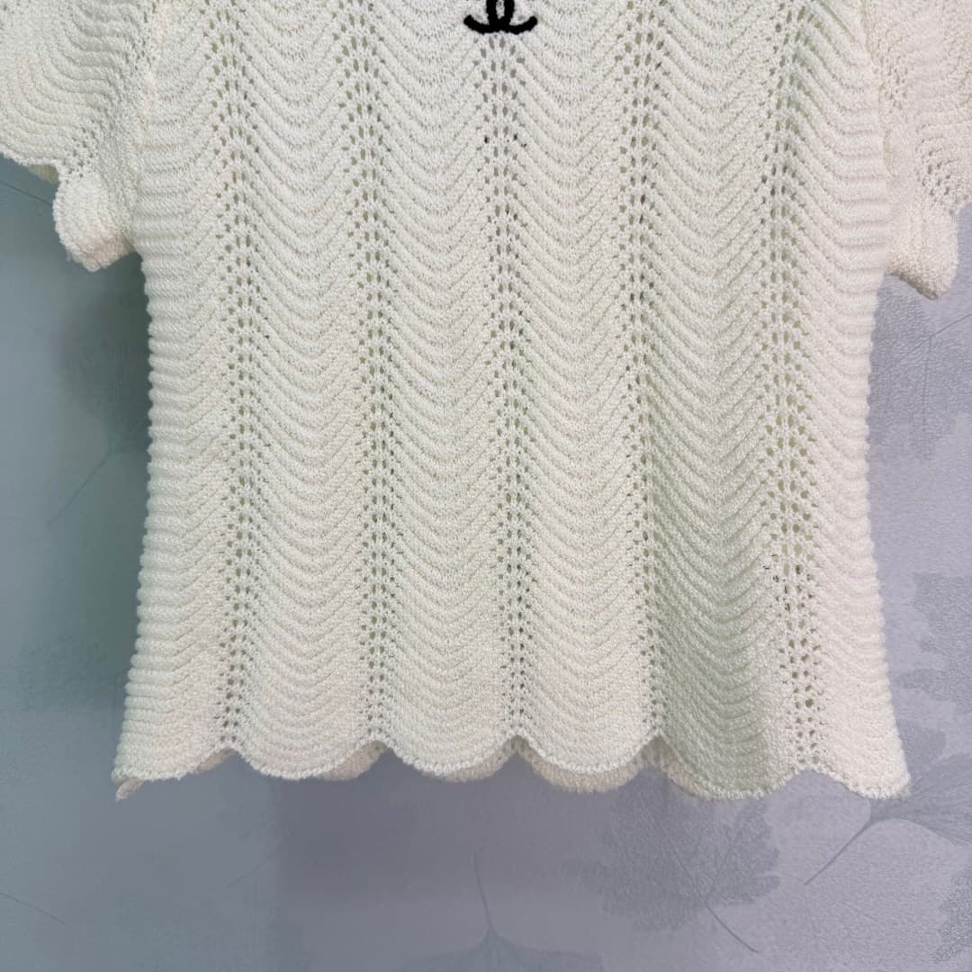 C18429 🆕Ch*26 – New spring/summer short sleeves with openwork knit design. Made of lightweight and breathable fabric, very comfortable to wear in summer! The double C symbols on the chest are highly recognizable, giving a strong brand feel. The wave-edge  — image 7