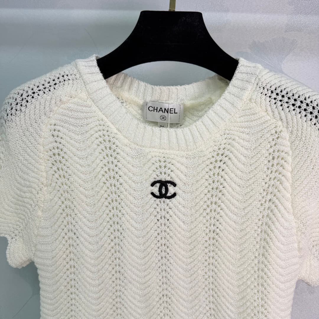 C18429 🆕Ch*26 – New spring/summer short sleeves with openwork knit design. Made of lightweight and breathable fabric, very comfortable to wear in summer! The double C symbols on the chest are highly recognizable, giving a strong brand feel. The wave-edge  — image 4