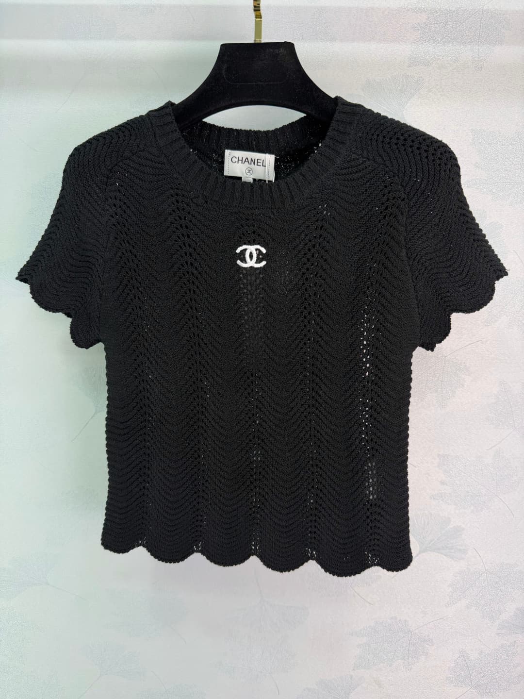C18429 🆕Ch*26 – New spring/summer short sleeves with openwork knit design. Made of lightweight and breathable fabric, very comfortable to wear in summer! The double C symbols on the chest are highly recognizable, giving a strong brand feel. The wave-edge  — image 2