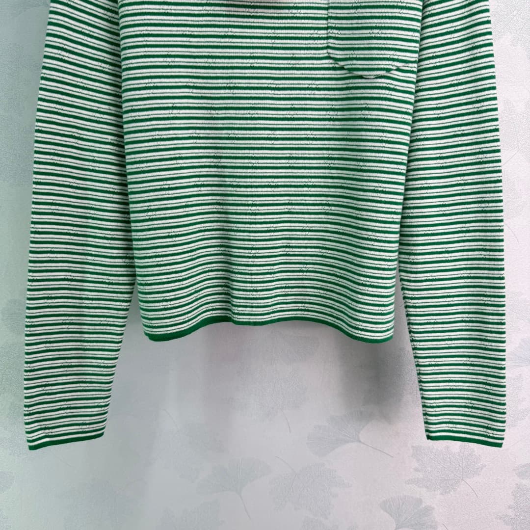 C18423 🆕Miu*26 – New spring/summer knitted striped long-sleeve shirt with a loose fit that accentuates slimmer appearance; suitable for all body types! The striped pattern is fresh and versatile. Small pockets on the chest and brand logo add extra details — image 7
