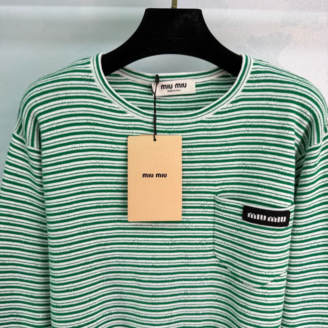 C18423 🆕Miu*26 – New spring/summer knitted striped long-sleeve shirt with a loose fit that accentuates slimmer appearance; suitable for all body types! The striped pattern is fresh and versatile. Small pockets on the chest and brand logo add extra details — image 4