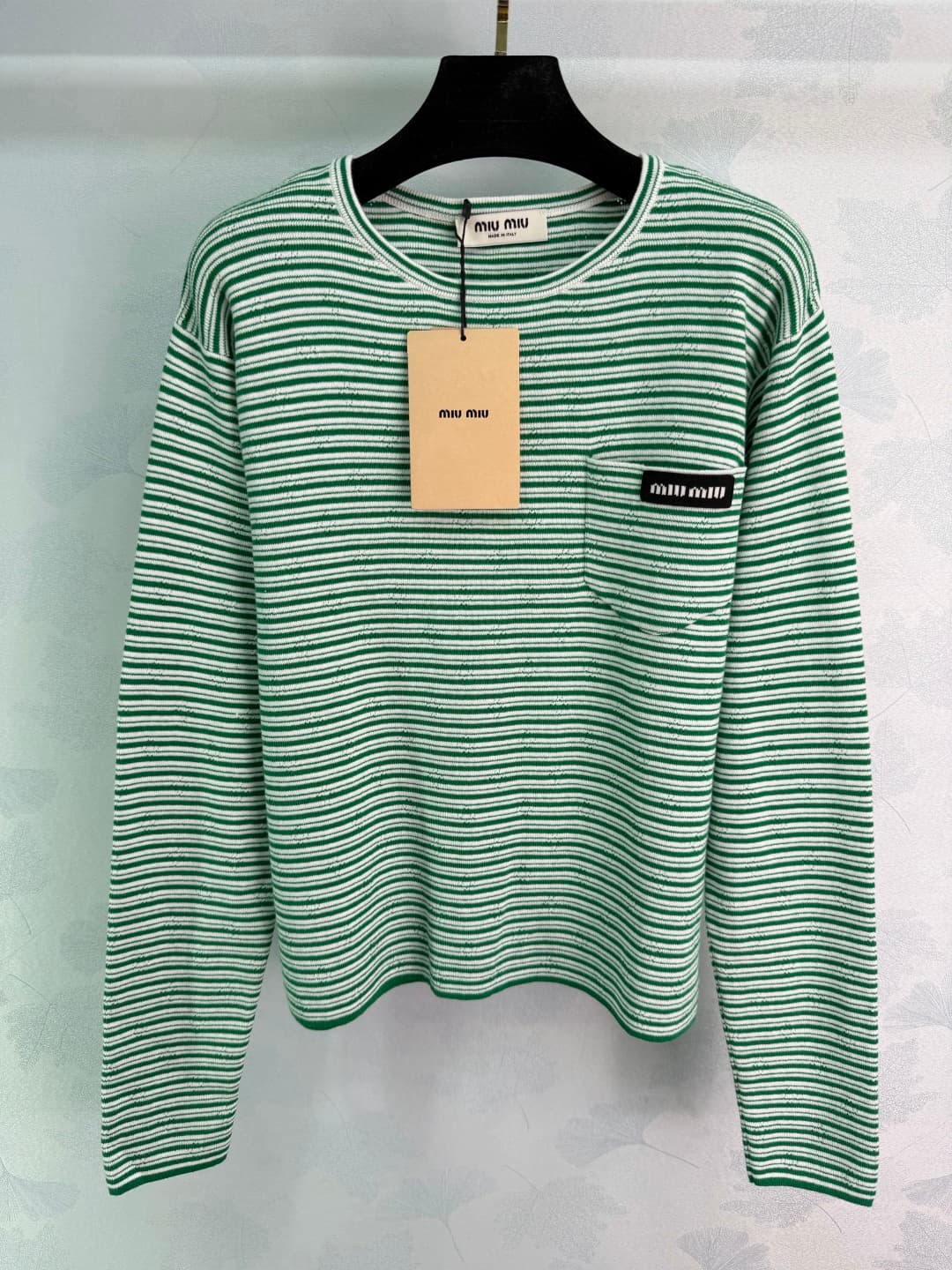 C18423 🆕Miu*26 – New spring/summer knitted striped long-sleeve shirt with a loose fit that accentuates slimmer appearance; suitable for all body types! The striped pattern is fresh and versatile. Small pockets on the chest and brand logo add extra details — image 3