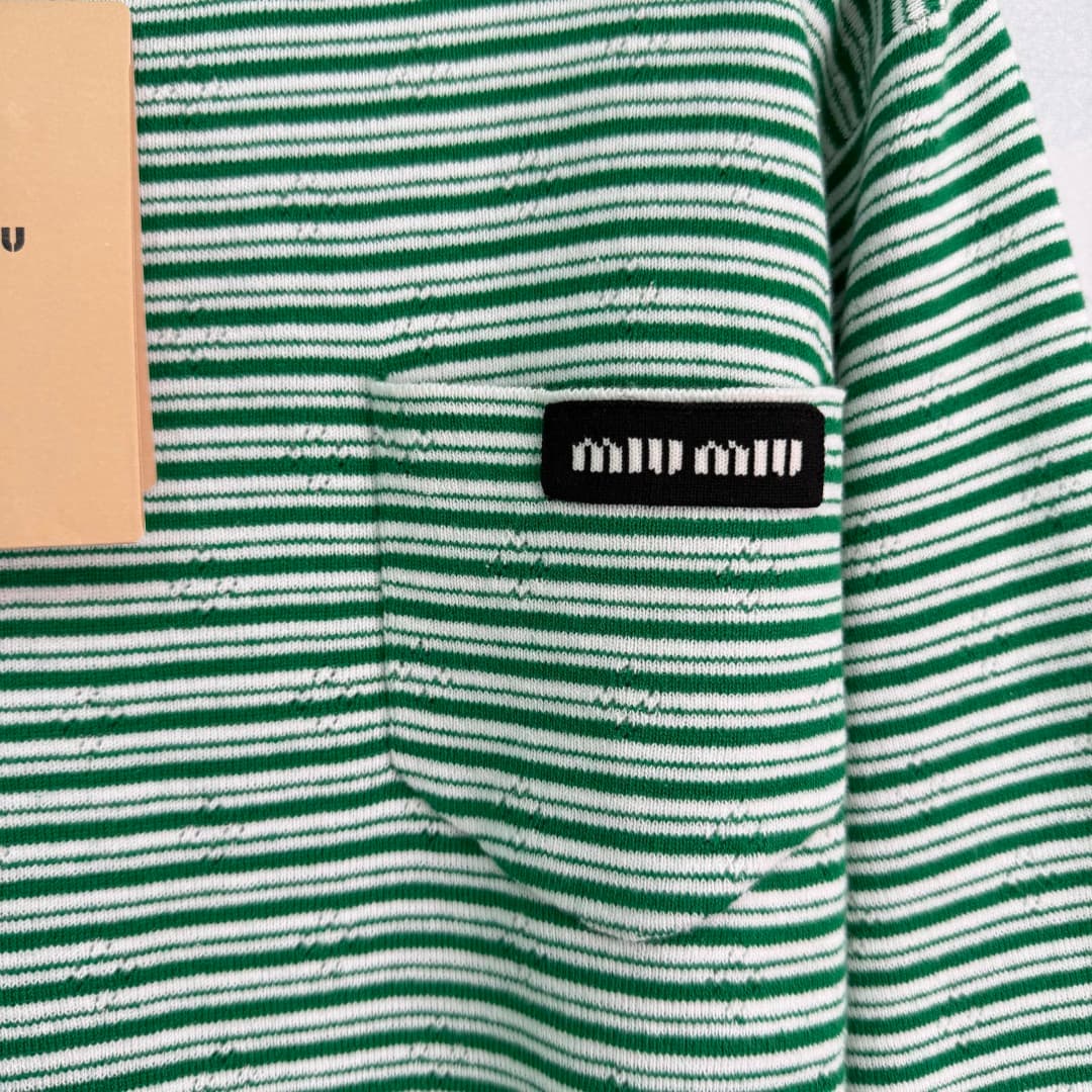 C18423 🆕Miu*26 – New spring/summer knitted striped long-sleeve shirt with a loose fit that accentuates slimmer appearance; suitable for all body types! The striped pattern is fresh and versatile. Small pockets on the chest and brand logo add extra details — image 6