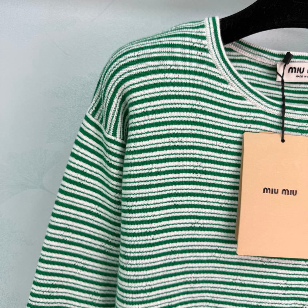 C18423 🆕Miu*26 – New spring/summer knitted striped long-sleeve shirt with a loose fit that accentuates slimmer appearance; suitable for all body types! The striped pattern is fresh and versatile. Small pockets on the chest and brand logo add extra details — image 5