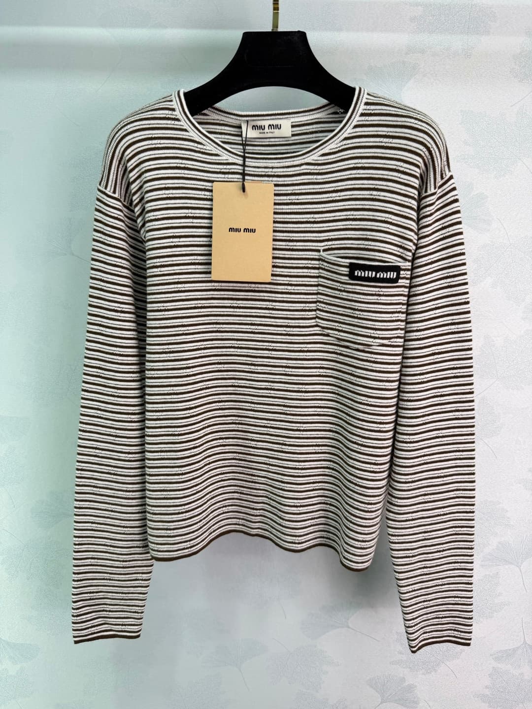 C18423 🆕Miu*26 – New spring/summer knitted striped long-sleeve shirt with a loose fit that accentuates slimmer appearance; suitable for all body types! The striped pattern is fresh and versatile. Small pockets on the chest and brand logo add extra details — image 2
