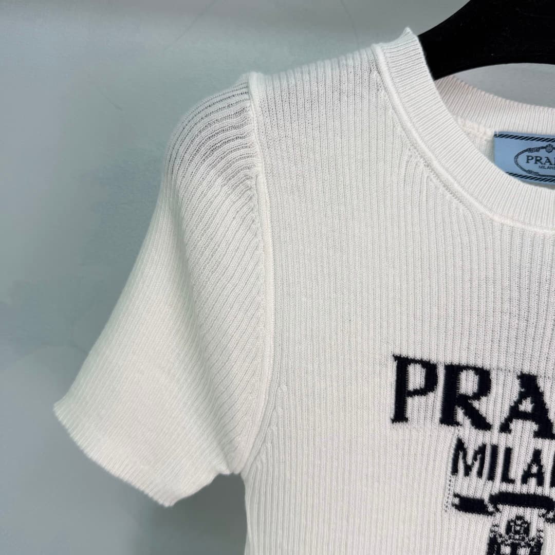 C18475 ❤️pp🆕Prad* 2025 – New spring/summer round-neck knitted short sleeves! Made of custom wool knit material; soft and comfortable in texture. Features a logo emblem on the chest, highlighting the brand’s style. Rich visual effect. Standard fit, but loo — image 5