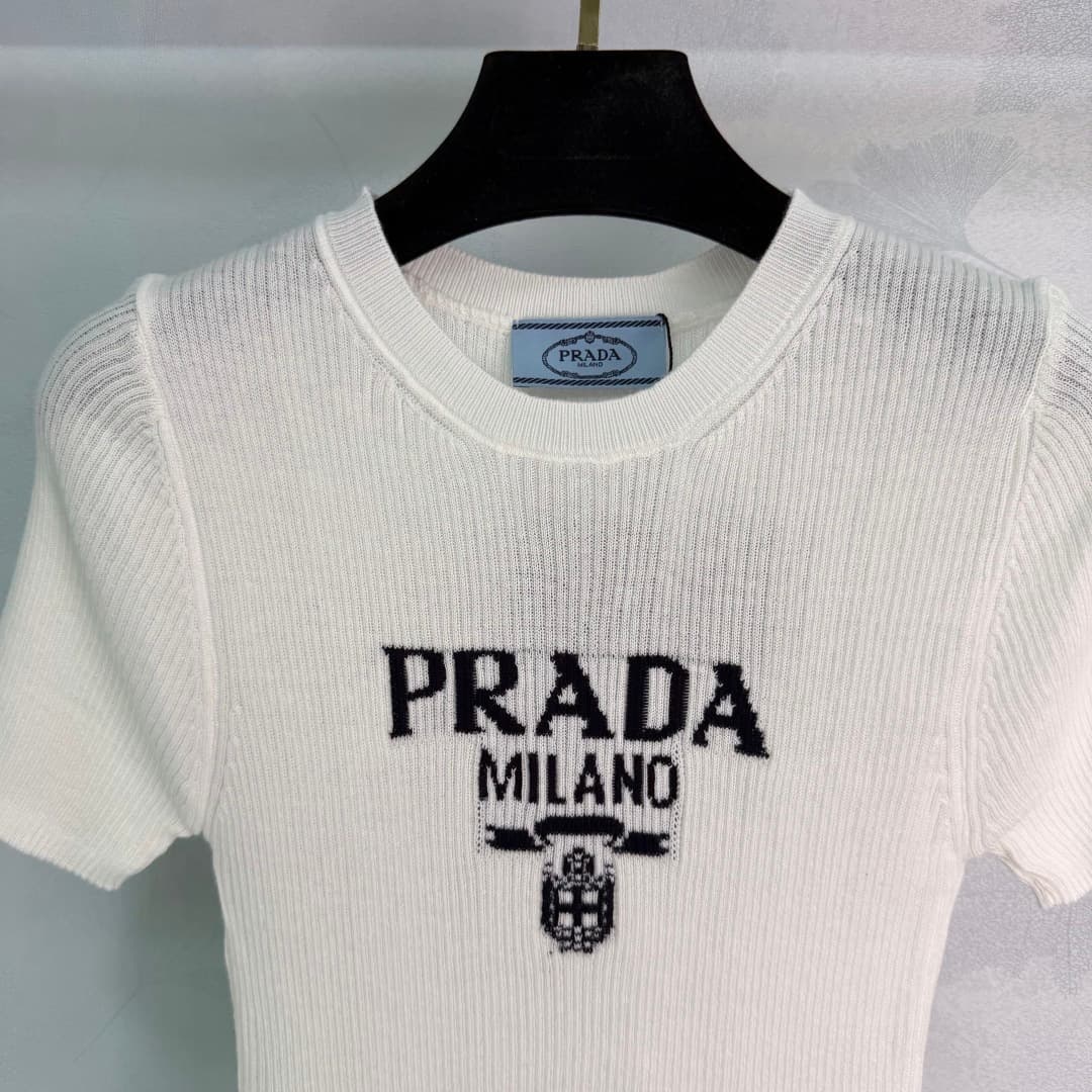 C18475 ❤️pp🆕Prad* 2025 – New spring/summer round-neck knitted short sleeves! Made of custom wool knit material; soft and comfortable in texture. Features a logo emblem on the chest, highlighting the brand’s style. Rich visual effect. Standard fit, but loo — image 4