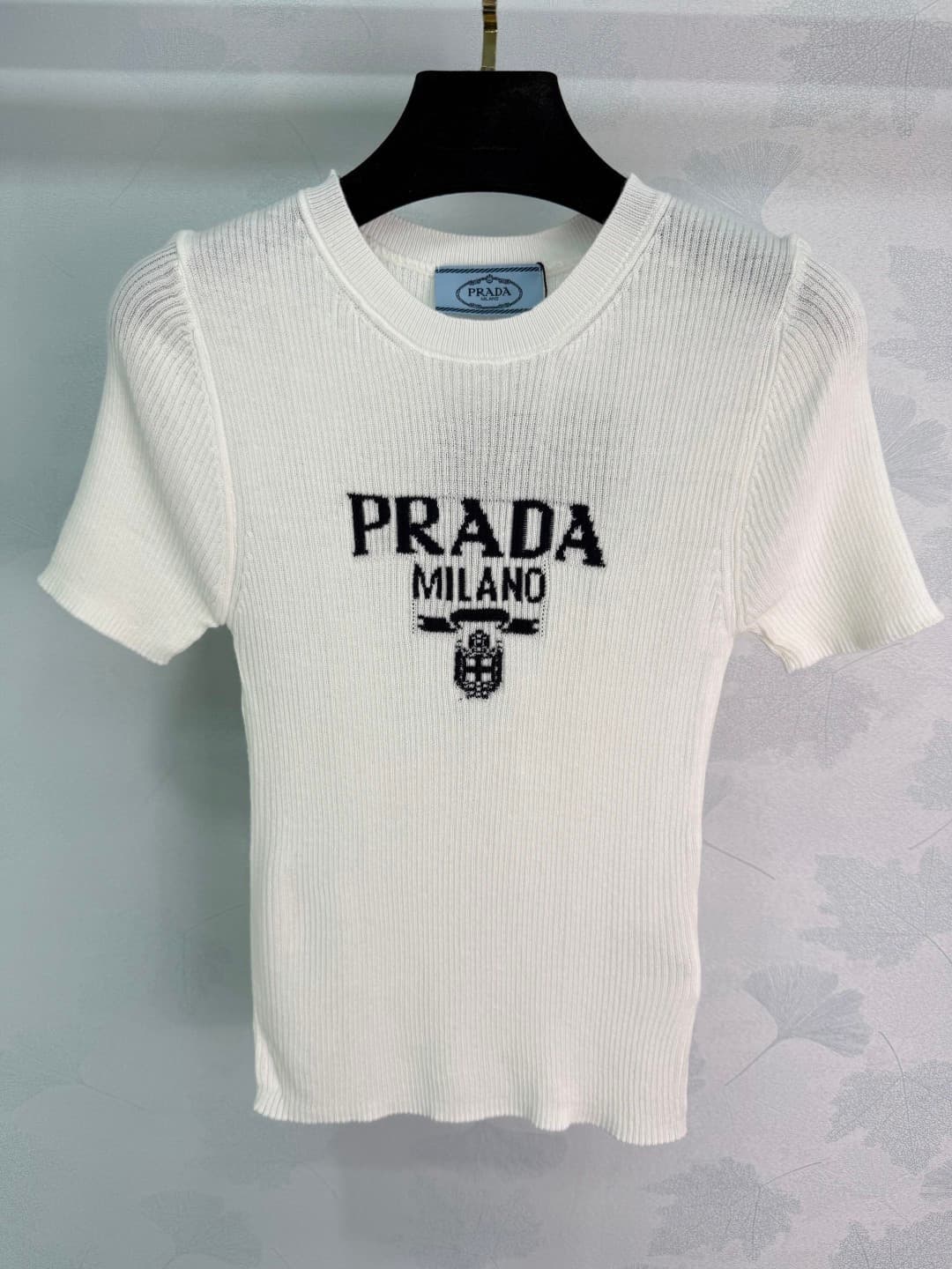 C18475 ❤️pp🆕Prad* 2025 – New spring/summer round-neck knitted short sleeves! Made of custom wool knit material; soft and comfortable in texture. Features a logo emblem on the chest, highlighting the brand’s style. Rich visual effect. Standard fit, but loo — image 3