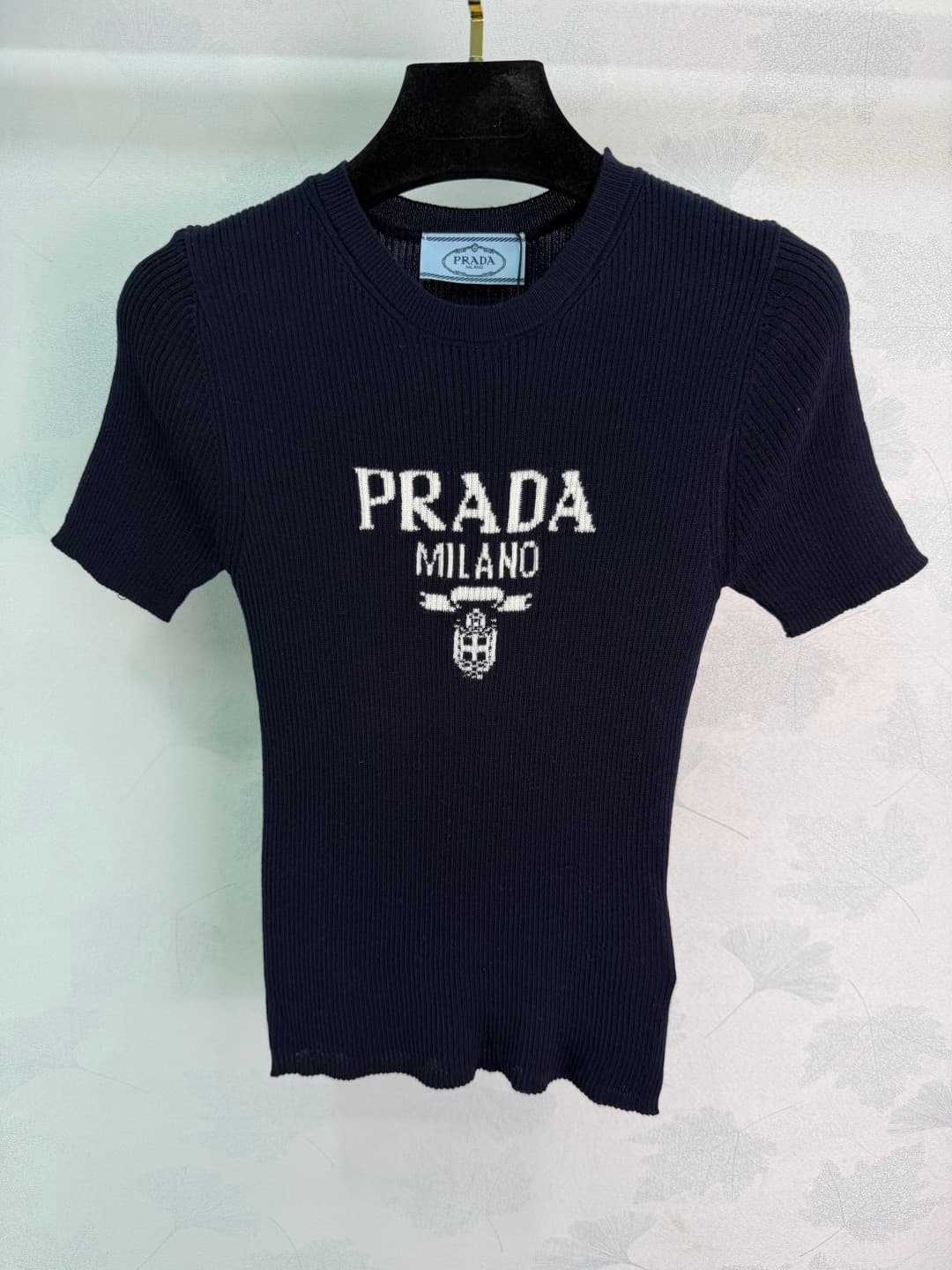 C18475 ❤️pp🆕Prad* 2025 – New spring/summer round-neck knitted short sleeves! Made of custom wool knit material; soft and comfortable in texture. Features a logo emblem on the chest, highlighting the brand’s style. Rich visual effect. Standard fit, but loo — image 2