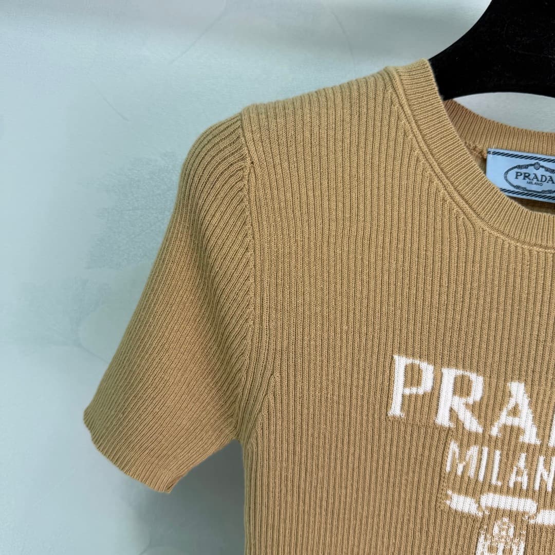 C18476 ❤️pp🆕Prad* 2025 – New spring/summer round-neck knitted short sleeves! Made of custom wool knitting material; soft and comfortable in texture. Features a logo emblem on the chest, highlighting the brand’s style. Rich visual effect. Standard fit that — image 5