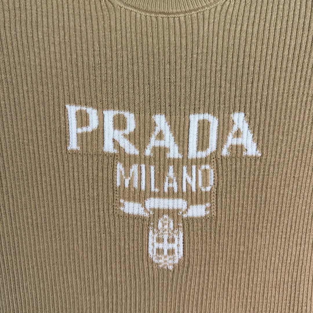 C18476 ❤️pp🆕Prad* 2025 – New spring/summer round-neck knitted short sleeves! Made of custom wool knitting material; soft and comfortable in texture. Features a logo emblem on the chest, highlighting the brand’s style. Rich visual effect. Standard fit that — image 6