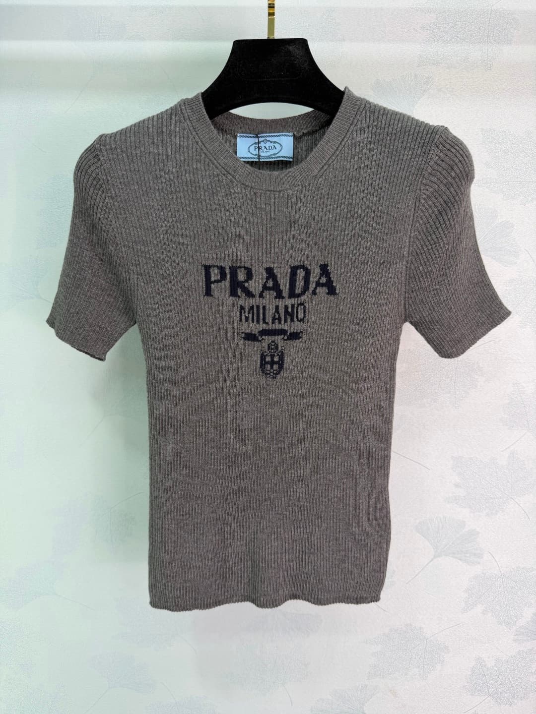 C18476 ❤️pp🆕Prad* 2025 – New spring/summer round-neck knitted short sleeves! Made of custom wool knitting material; soft and comfortable in texture. Features a logo emblem on the chest, highlighting the brand’s style. Rich visual effect. Standard fit that — image 2