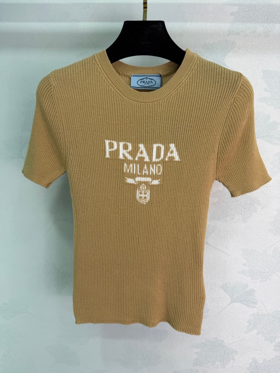 C18476 ❤️pp🆕Prad* 2025 – New spring/summer round-neck knitted short sleeves! Made of custom wool knitting material; soft and comfortable in texture. Features a logo emblem on the chest, highlighting the brand’s style. Rich visual effect. Standard fit that — image 3