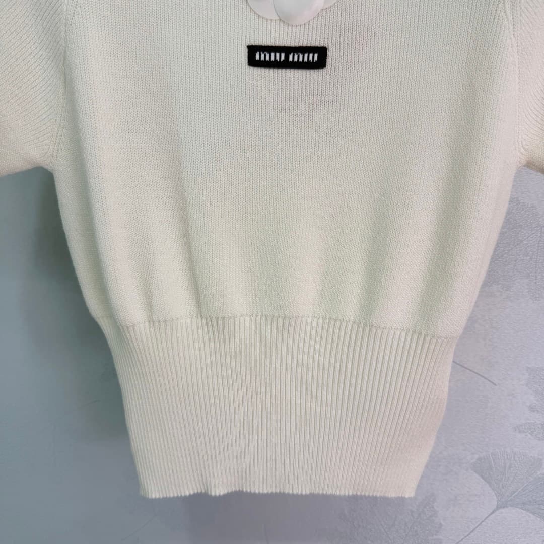 C18397 🆕Miu*26 – New spring/summer knit short sleeves. The soft fabric is extremely comfortable. The collar features three-dimensional flowers and sparkling details, giving it a delicate look. The short-sleeve design is perfect for spring/summer wear. The — image 7