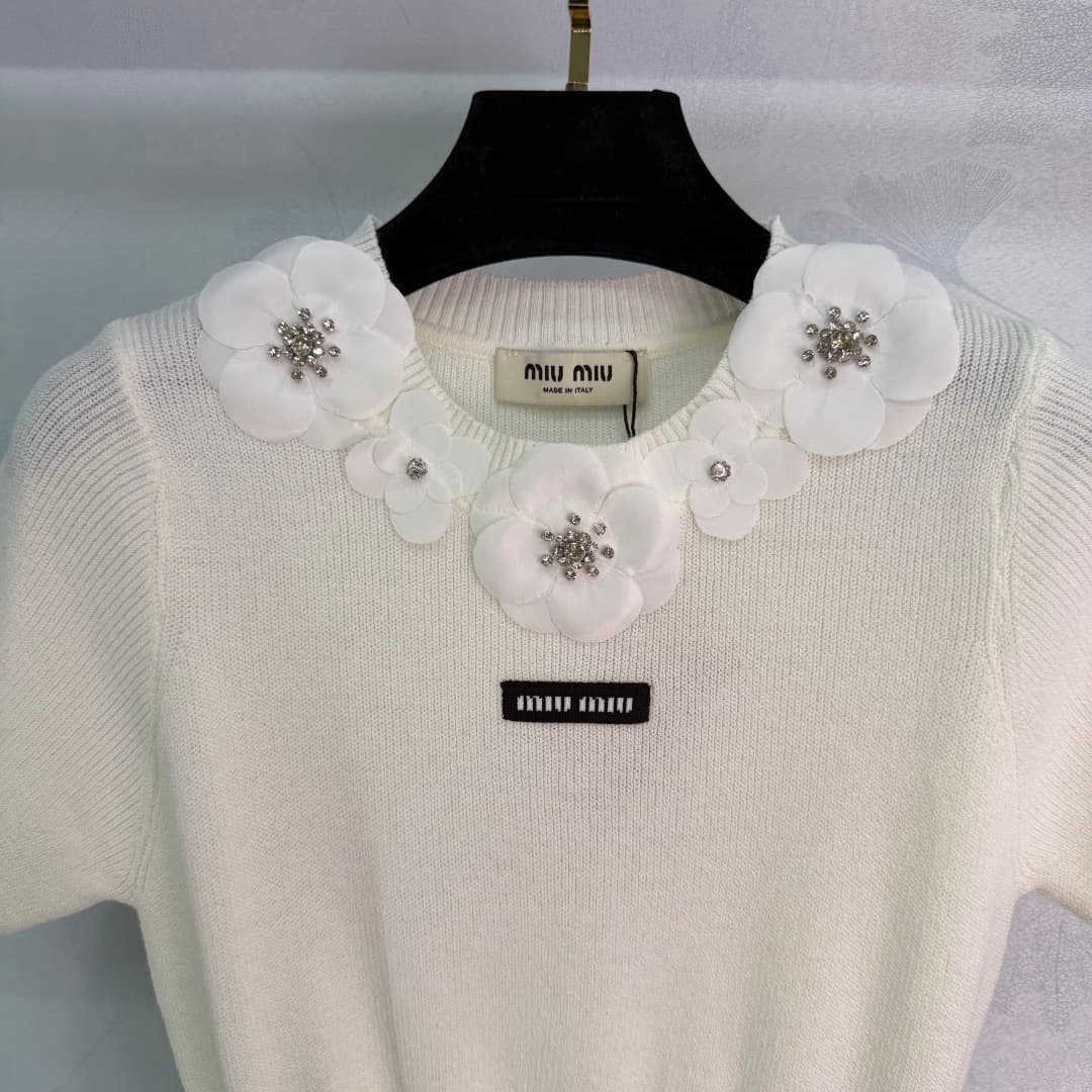 C18397 🆕Miu*26 – New spring/summer knit short sleeves. The soft fabric is extremely comfortable. The collar features three-dimensional flowers and sparkling details, giving it a delicate look. The short-sleeve design is perfect for spring/summer wear. The — image 5
