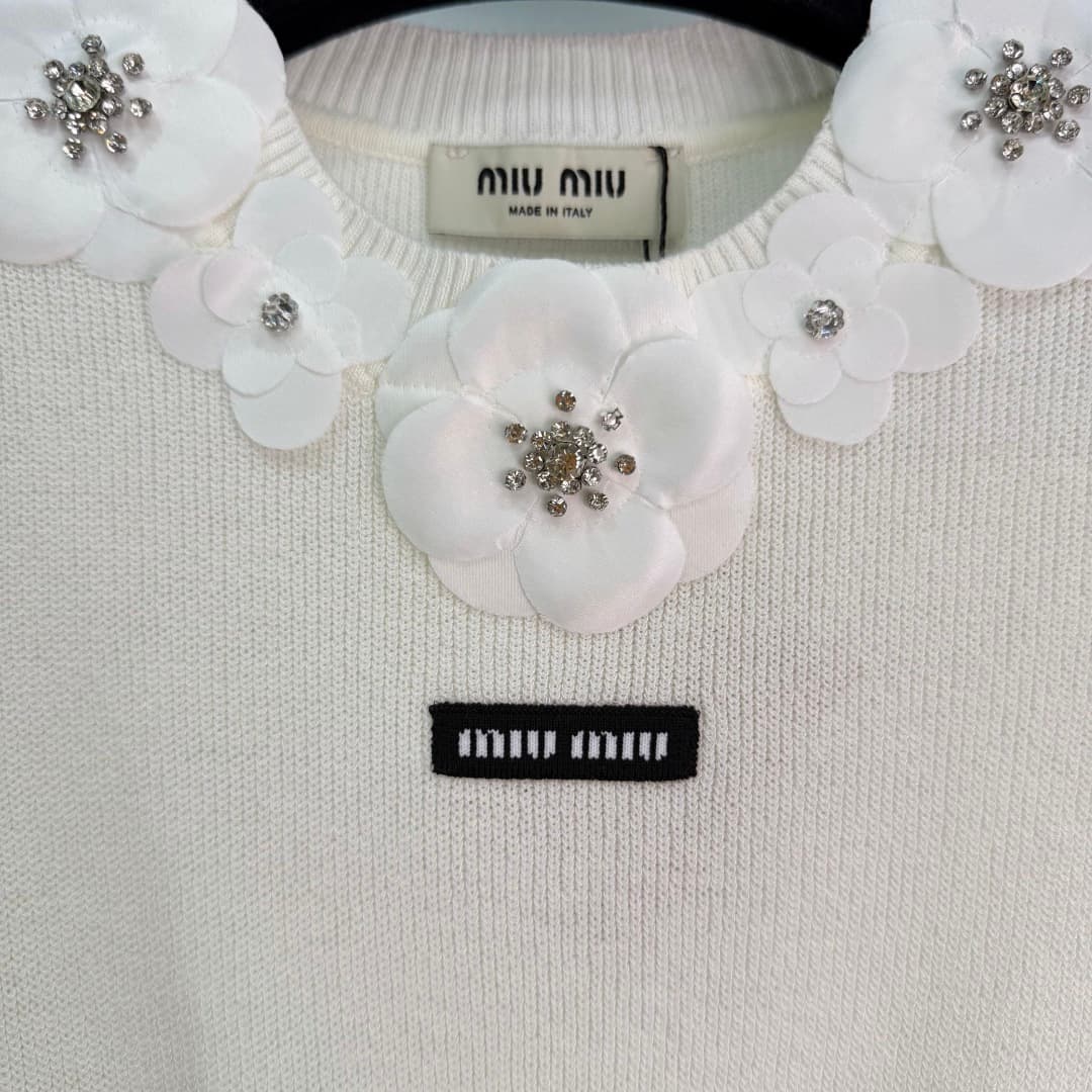 C18397 🆕Miu*26 – New spring/summer knit short sleeves. The soft fabric is extremely comfortable. The collar features three-dimensional flowers and sparkling details, giving it a delicate look. The short-sleeve design is perfect for spring/summer wear. The — image 6