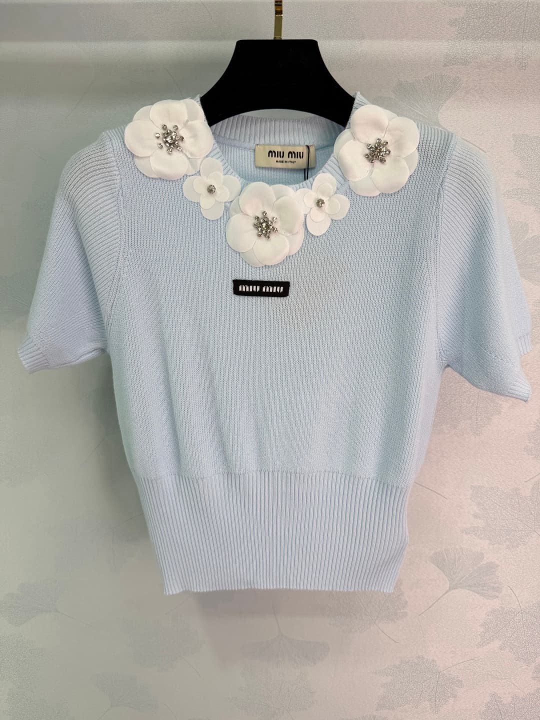 C18397 🆕Miu*26 – New spring/summer knit short sleeves. The soft fabric is extremely comfortable. The collar features three-dimensional flowers and sparkling details, giving it a delicate look. The short-sleeve design is perfect for spring/summer wear. The — image 3