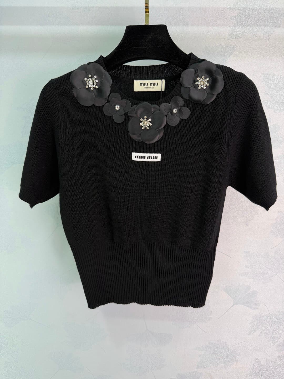 C18397 🆕Miu*26 – New spring/summer knit short sleeves. The soft fabric is extremely comfortable. The collar features three-dimensional flowers and sparkling details, giving it a delicate look. The short-sleeve design is perfect for spring/summer wear. The — image 2