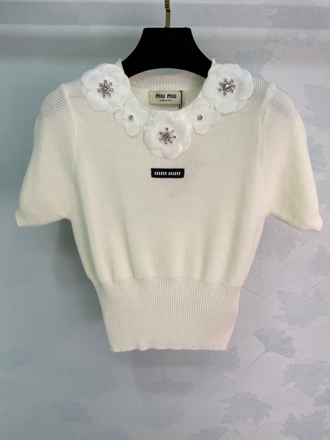 C18397 🆕Miu*26 – New spring/summer knit short sleeves. The soft fabric is extremely comfortable. The collar features three-dimensional flowers and sparkling details, giving it a delicate look. The short-sleeve design is perfect for spring/summer wear. The — image 4