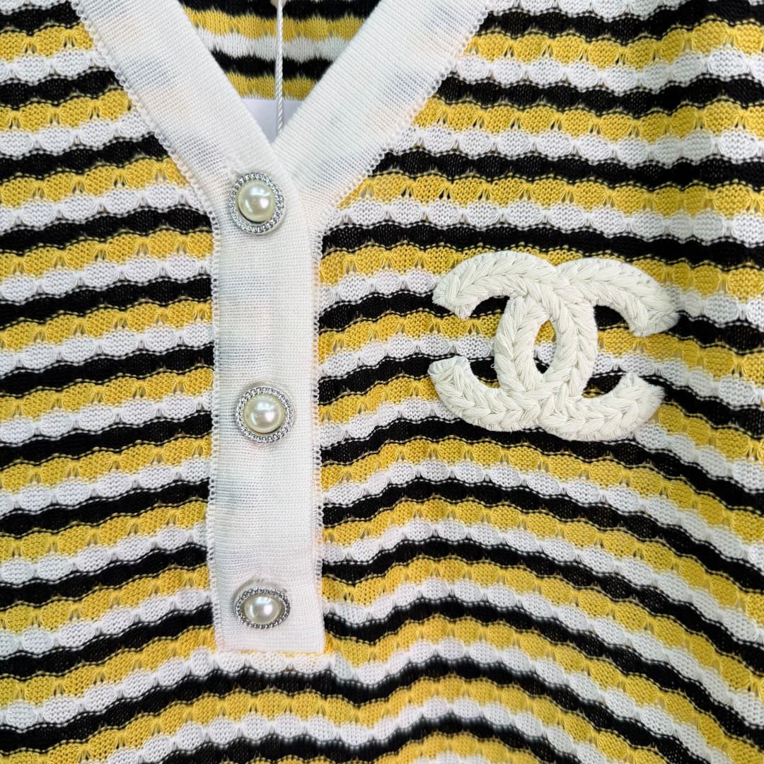 C18398 🆕Ch*26 – New spring/summer striped knitted short sleeves. The material is soft and breathable, making them very comfortable to wear in summer! With a V-neck, pearl buttons, and double C emblems, they are elegant and distinctive. Available in yellow — image 6
