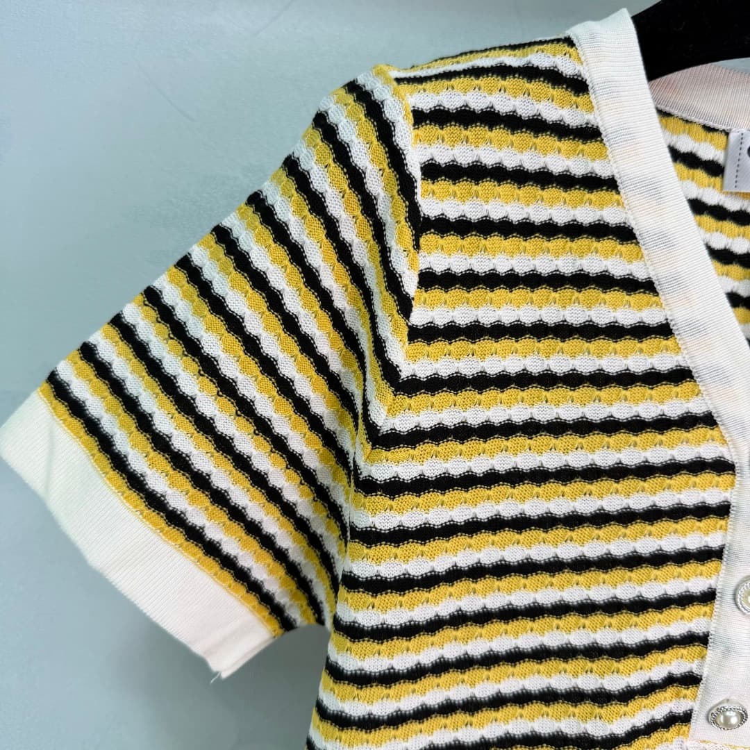 C18398 🆕Ch*26 – New spring/summer striped knitted short sleeves. The material is soft and breathable, making them very comfortable to wear in summer! With a V-neck, pearl buttons, and double C emblems, they are elegant and distinctive. Available in yellow — image 5