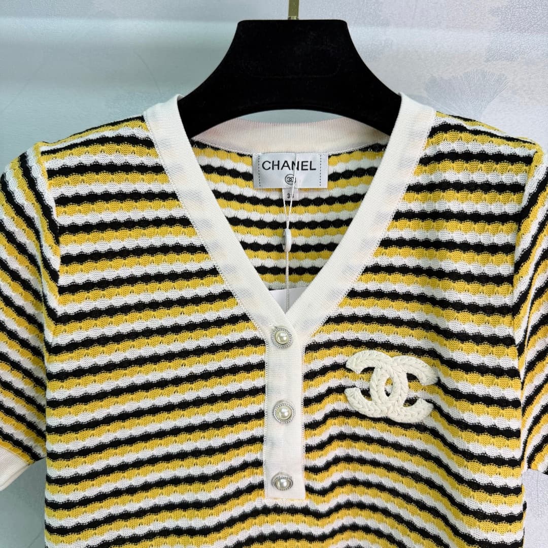 C18398 🆕Ch*26 – New spring/summer striped knitted short sleeves. The material is soft and breathable, making them very comfortable to wear in summer! With a V-neck, pearl buttons, and double C emblems, they are elegant and distinctive. Available in yellow — image 4