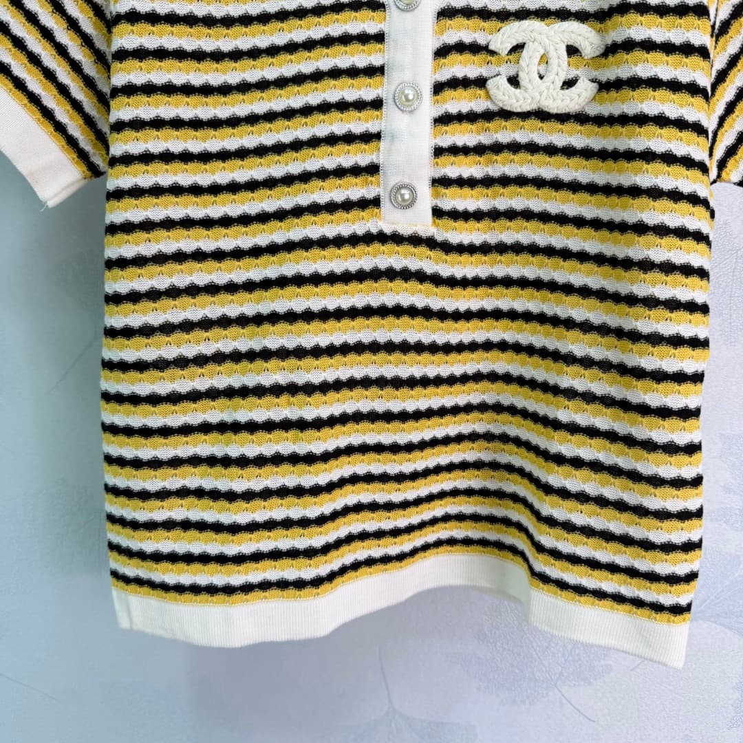 C18398 🆕Ch*26 – New spring/summer striped knitted short sleeves. The material is soft and breathable, making them very comfortable to wear in summer! With a V-neck, pearl buttons, and double C emblems, they are elegant and distinctive. Available in yellow — image 7