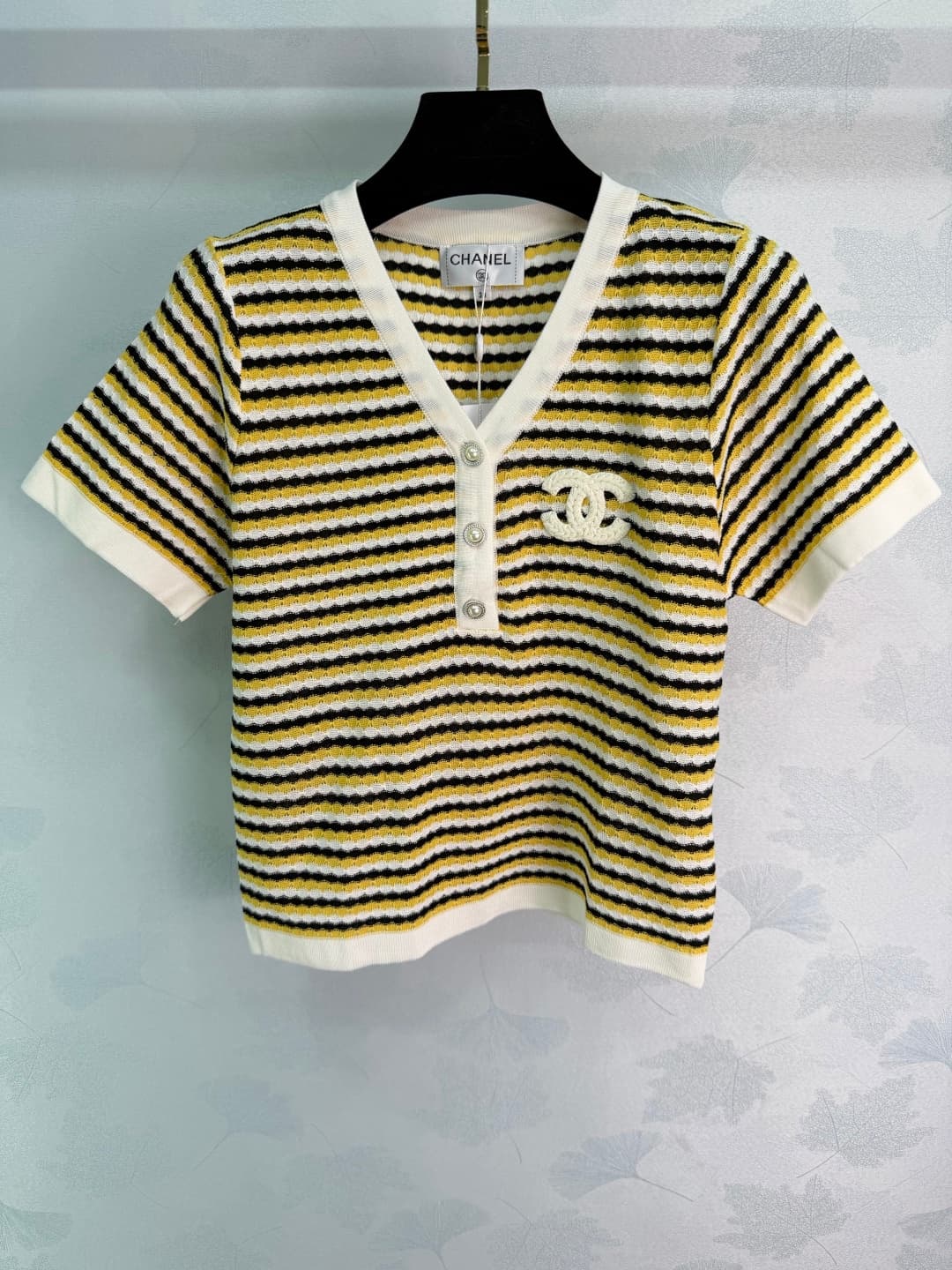 C18398 🆕Ch*26 – New spring/summer striped knitted short sleeves. The material is soft and breathable, making them very comfortable to wear in summer! With a V-neck, pearl buttons, and double C emblems, they are elegant and distinctive. Available in yellow — image 3