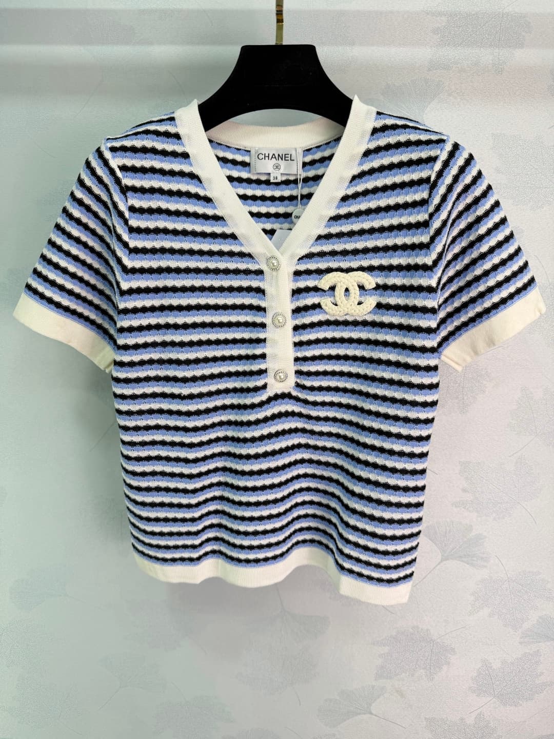 C18398 🆕Ch*26 – New spring/summer striped knitted short sleeves. The material is soft and breathable, making them very comfortable to wear in summer! With a V-neck, pearl buttons, and double C emblems, they are elegant and distinctive. Available in yellow — image 2