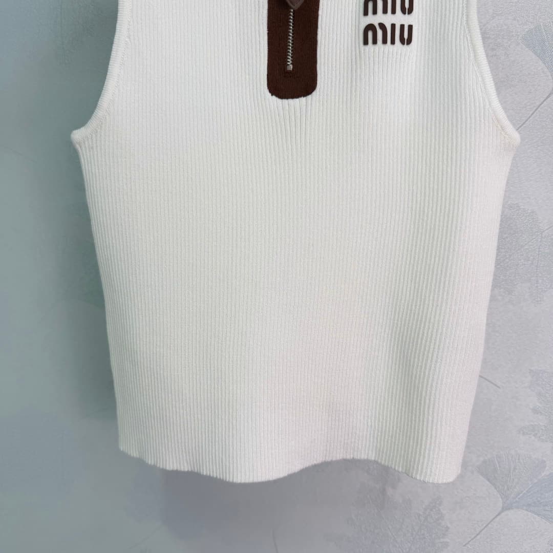 C18399 🆕Miu*26 – New spring/summer knitted vest. Made of soft knitted fabric, with a brown collar and zipper. Simple yet detailed in design. The brand embroidery on the chest is very distinctive. The short design works well with high-waisted pants or skir — image 6