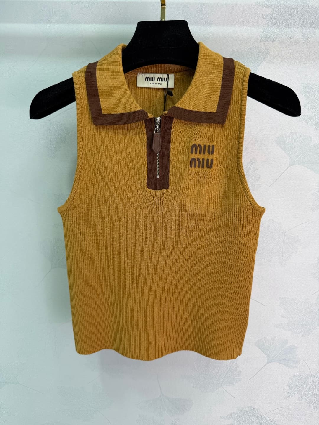 C18399 🆕Miu*26 – New spring/summer knitted vest. Made of soft knitted fabric, with a brown collar and zipper. Simple yet detailed in design. The brand embroidery on the chest is very distinctive. The short design works well with high-waisted pants or skir — image 2