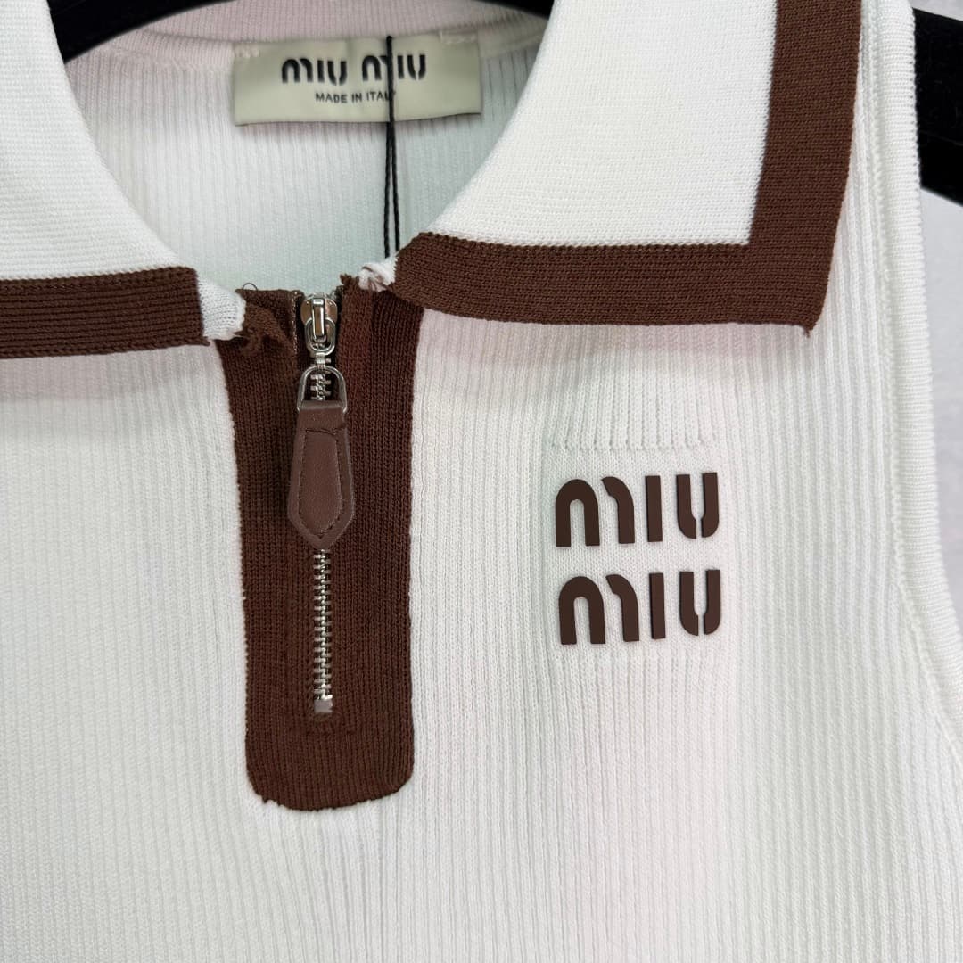 C18399 🆕Miu*26 – New spring/summer knitted vest. Made of soft knitted fabric, with a brown collar and zipper. Simple yet detailed in design. The brand embroidery on the chest is very distinctive. The short design works well with high-waisted pants or skir — image 5