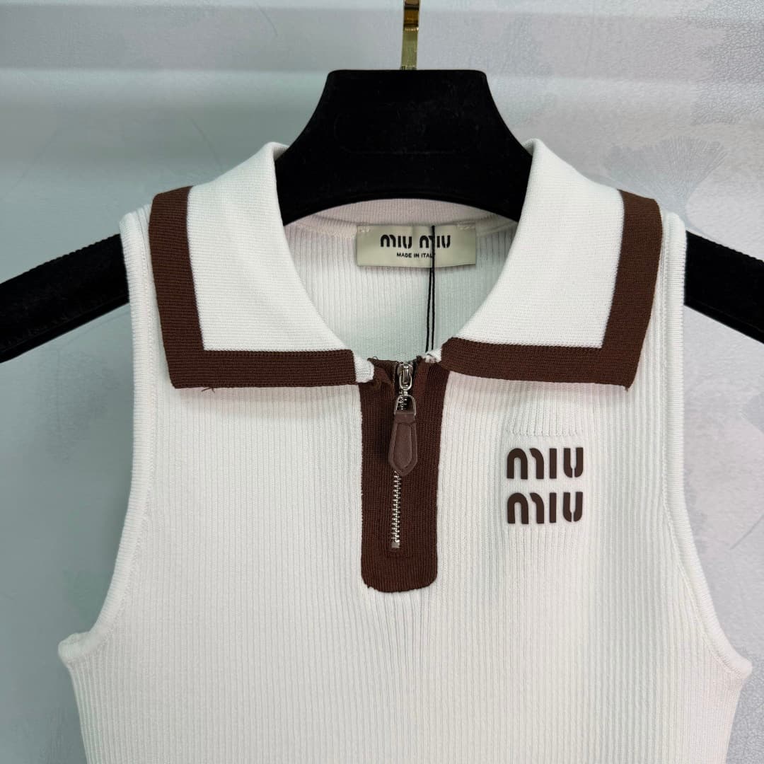 C18399 🆕Miu*26 – New spring/summer knitted vest. Made of soft knitted fabric, with a brown collar and zipper. Simple yet detailed in design. The brand embroidery on the chest is very distinctive. The short design works well with high-waisted pants or skir — image 4