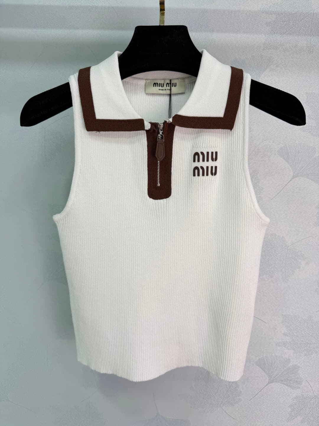 C18399 🆕Miu*26 – New spring/summer knitted vest. Made of soft knitted fabric, with a brown collar and zipper. Simple yet detailed in design. The brand embroidery on the chest is very distinctive. The short design works well with high-waisted pants or skir — image 3