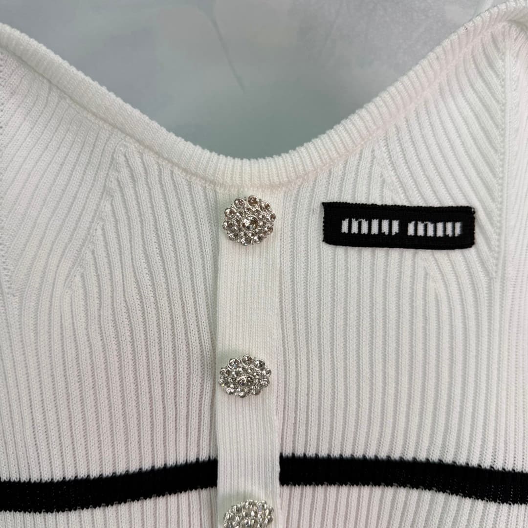 C18380 🆕Miu*26 – New spring/summer knit short vest. Lightweight and breathable, extremely comfortable to wear in summer! No-sleeve + short design, sweet and stylish, with colored stripes and buttons for extra texture. The shoulder straps are delicate and  — image 6