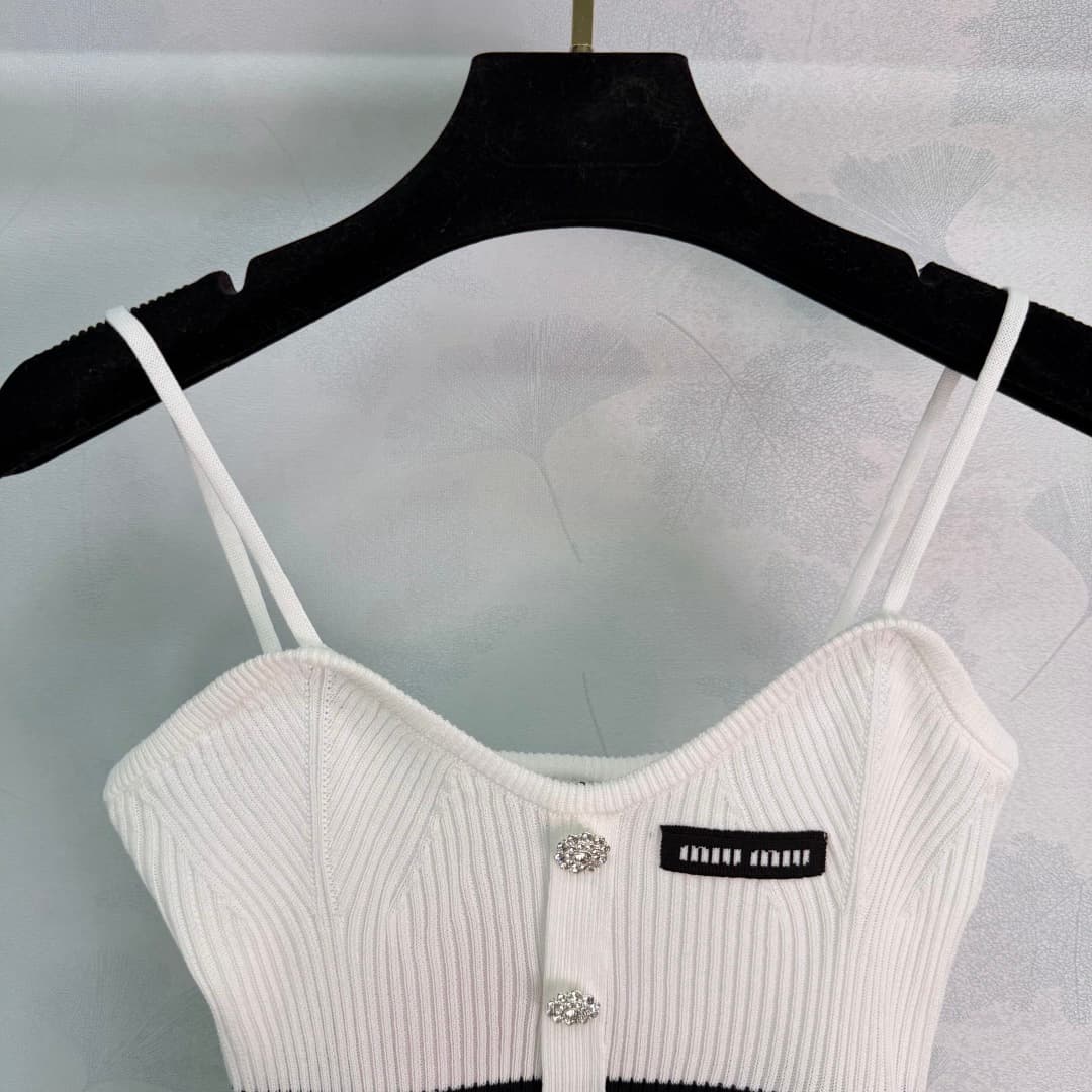 C18380 🆕Miu*26 – New spring/summer knit short vest. Lightweight and breathable, extremely comfortable to wear in summer! No-sleeve + short design, sweet and stylish, with colored stripes and buttons for extra texture. The shoulder straps are delicate and  — image 4