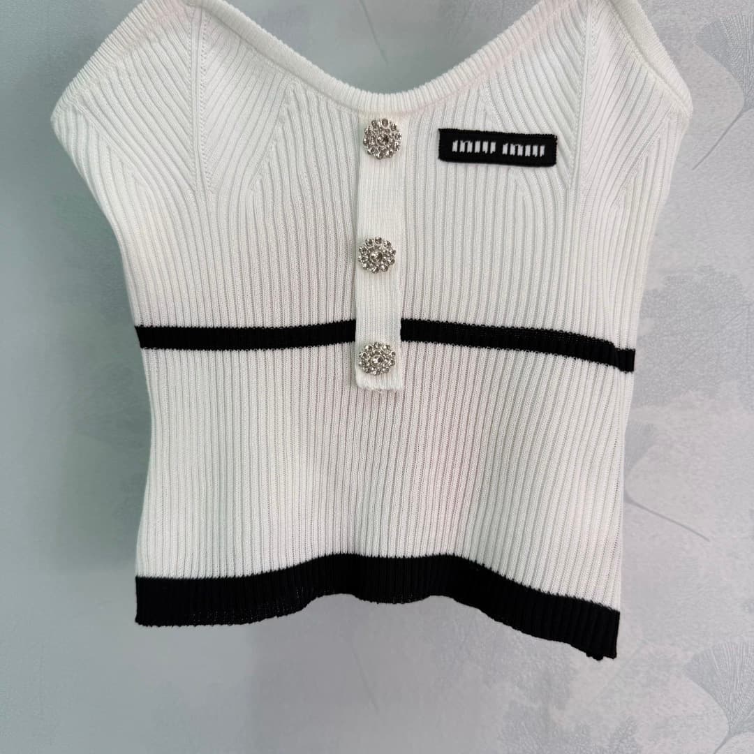 C18380 🆕Miu*26 – New spring/summer knit short vest. Lightweight and breathable, extremely comfortable to wear in summer! No-sleeve + short design, sweet and stylish, with colored stripes and buttons for extra texture. The shoulder straps are delicate and  — image 7