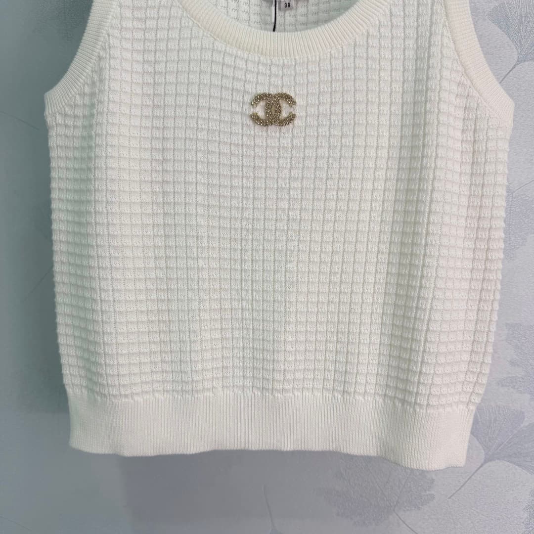 C18381 🆕Chane* Waffle knit vest – soft and breathable, extremely comfortable to wear in summer! Short design + classic double C metal logo – simple yet elegant ✨. Works well with jeans or dresses, helping to create a French-style look easily. Suitable for — image 7
