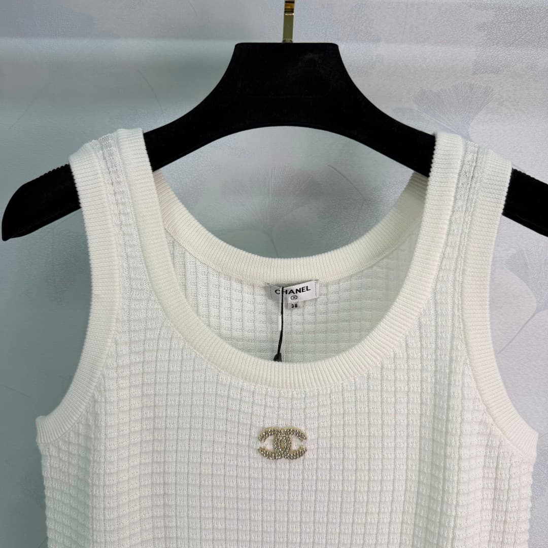 C18381 🆕Chane* Waffle knit vest – soft and breathable, extremely comfortable to wear in summer! Short design + classic double C metal logo – simple yet elegant ✨. Works well with jeans or dresses, helping to create a French-style look easily. Suitable for — image 5