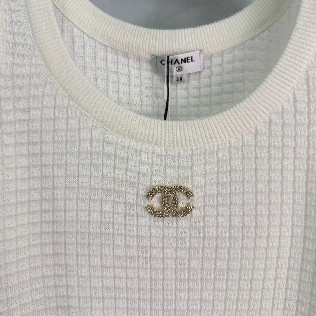 C18381 🆕Chane* Waffle knit vest – soft and breathable, extremely comfortable to wear in summer! Short design + classic double C metal logo – simple yet elegant ✨. Works well with jeans or dresses, helping to create a French-style look easily. Suitable for — image 6