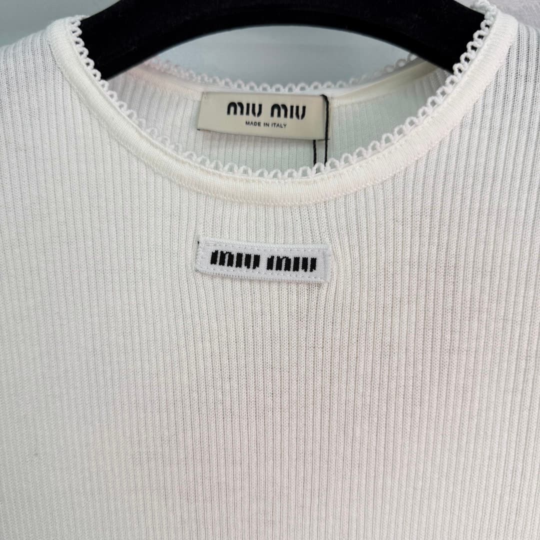 C18484 ❤️pp🆕Miu*26 – New spring/summer knitted short sleeves. Made of wool fabric, they are soft and comfortable to wear! Round neck + lace edges; great details and a high level of elegance✨. They work well with any outfit, and the brand logo on the chest — image 6