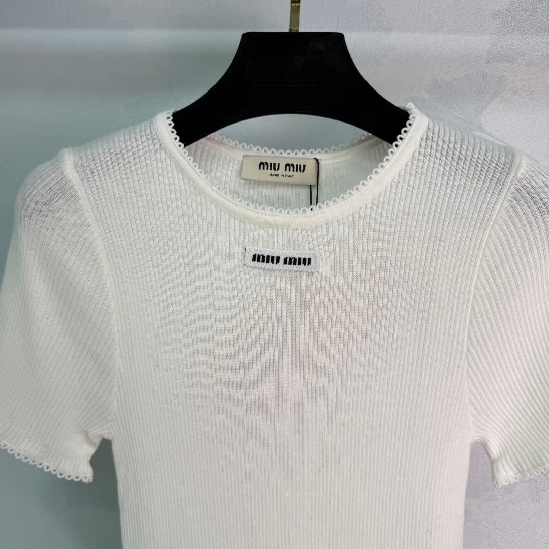 C18484 ❤️pp🆕Miu*26 – New spring/summer knitted short sleeves. Made of wool fabric, they are soft and comfortable to wear! Round neck + lace edges; great details and a high level of elegance✨. They work well with any outfit, and the brand logo on the chest — image 4