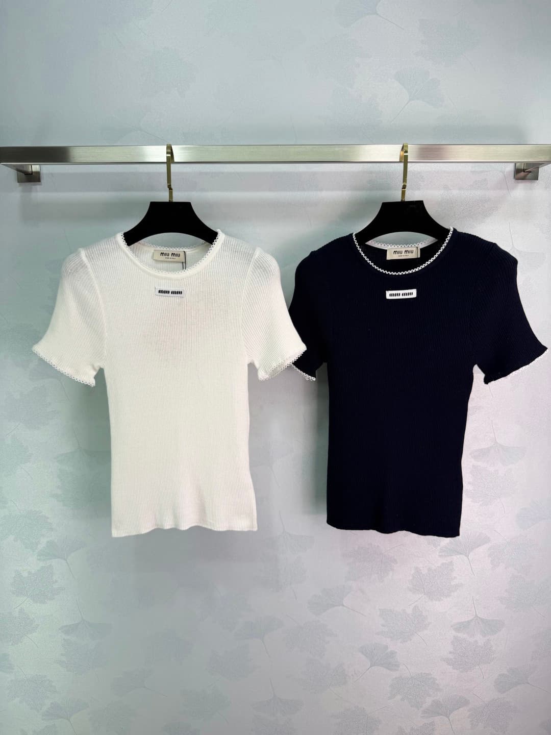 C18484 ❤️pp🆕Miu*26 – New spring/summer knitted short sleeves. Made of wool fabric, they are soft and comfortable to wear! Round neck + lace edges; great details and a high level of elegance✨. They work well with any outfit, and the brand logo on the chest — image 1