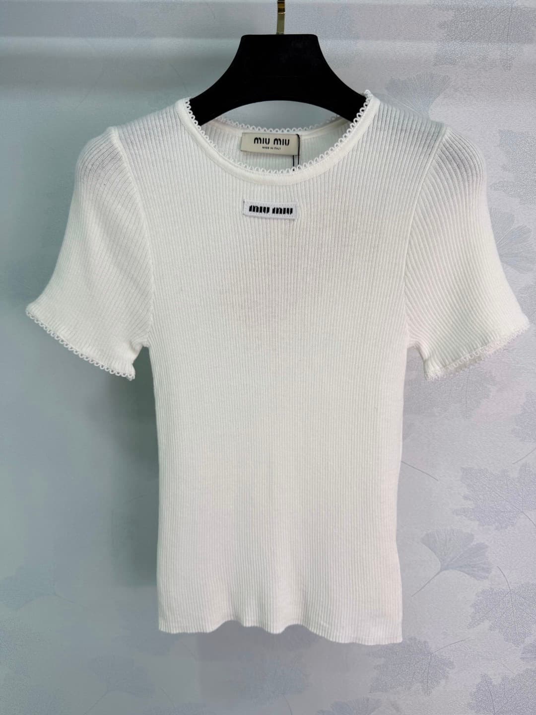 C18484 ❤️pp🆕Miu*26 – New spring/summer knitted short sleeves. Made of wool fabric, they are soft and comfortable to wear! Round neck + lace edges; great details and a high level of elegance✨. They work well with any outfit, and the brand logo on the chest — image 3